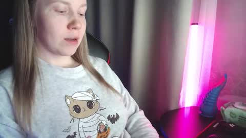 I have new photos come and see with love Molly online show from December 17, 2025, 6:36 pm