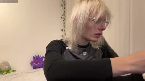 mollychloe online show from December 16, 2025, 6:24 pm