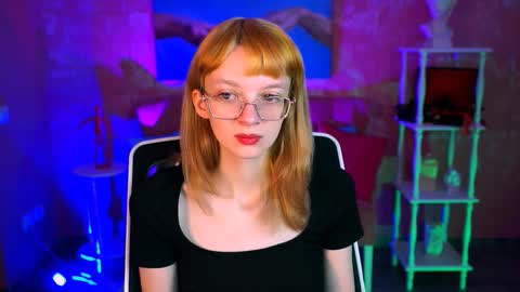 mollyjiggles online show from October 3, 2025, 8:22 am