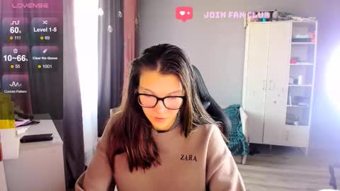  KIRA  online show from September 19, 2025, 4:03 am