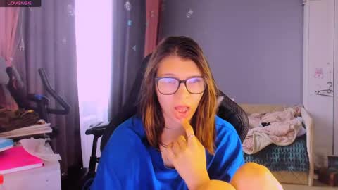  KIRA  online show from May 6, 2026, 5:03 am