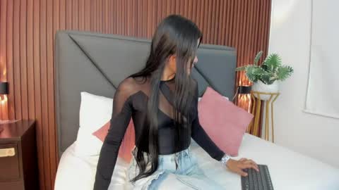 mollylove_ online show from May 9, 2026, 7:41 pm