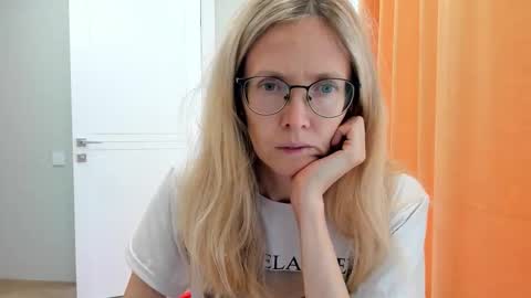 Snapshot of mollystory chatting on September 17, 2025, 6:59 am AngelMomm online show from September 17, 2025, 6:59 am