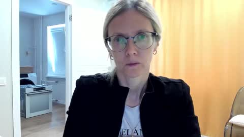 Snapshot of mollystory chatting on October 12, 2025, 6:45 am AngelMomm online show from October 12, 2025, 6:45 am