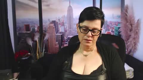 Snapshot of mollysun chatting on October 12, 2025, 6:40 pm MollySun Nina Randmann online show from October 12, 2025, 6:40 pm