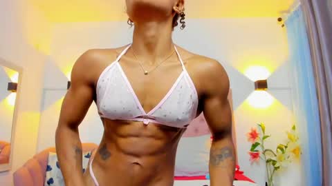 molyrestrepo online show from April 24, 2026, 8:22 pm