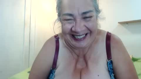 Snapshot of mom_is_wet chatting on December 26, 2024, 5:47 am nativa online show from December 26, 2024, 5:47 am