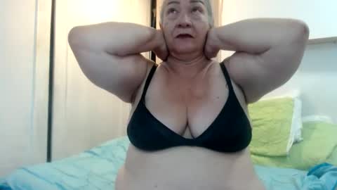 Snapshot of mom_is_wet chatting on February 11, 2025, 3:50 am nativa online show from February 11, 2025, 3:50 am
