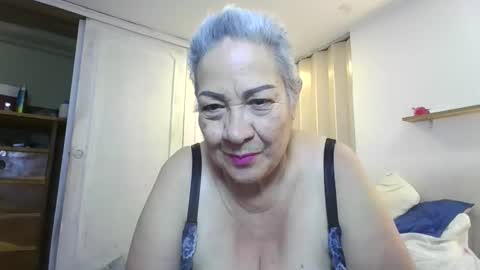 Snapshot of mom_is_wet chatting on March 5, 2026, 4:19 am nativa online show from March 5, 2026, 4:19 am