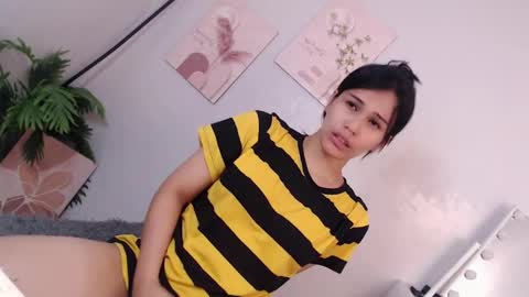 Snapshot of momi_khem019 chatting on April 18, 2026, 5:33 am MOMIKHEM online show from April 18, 2026, 5:33 am