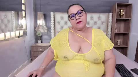 Snapshot of mommy_cute chatting on July 29, 2026, 11:03 pm Jelitza online show from July 29, 2026, 11:03 pm