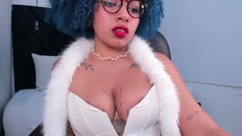 Momo  online show from May 6, 2026, 4:19 am