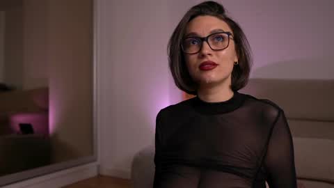 Mona Lisss online show from April 28, 2026, 10:42 am