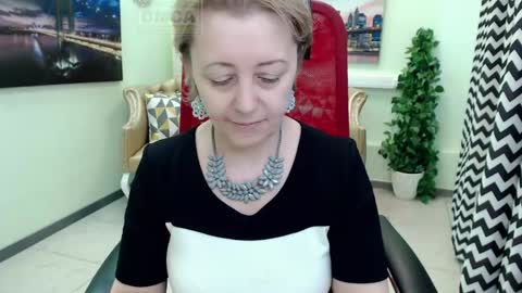 Snapshot of mona_w chatting on April 15, 2026, 11:06 am Mona online show from April 15, 2026, 11:06 am