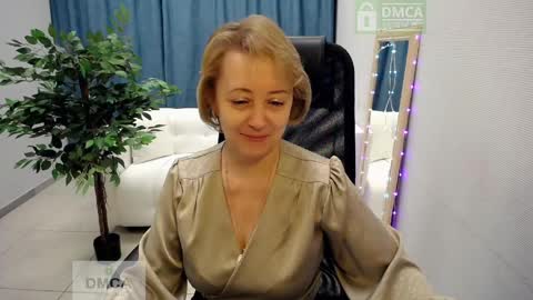 Snapshot of mona_w chatting on April 17, 2026, 3:48 pm Mona online show from April 17, 2026, 3:48 pm