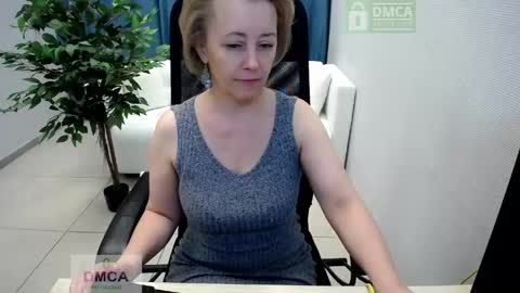 Snapshot of mona_w chatting on April 26, 2026, 9:18 am Mona online show from April 26, 2026, 9:18 am