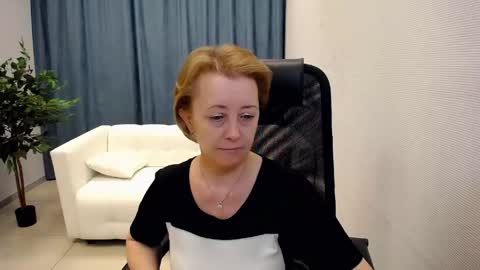 Snapshot of mona_w chatting on May 13, 2026, 10:45 am Mona online show from May 13, 2026, 10:45 am
