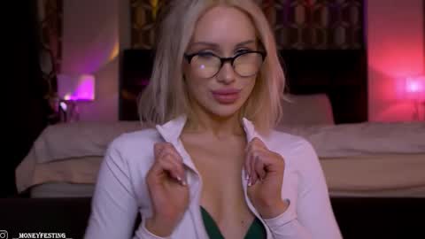 Snapshot of moneyfesting chatting on October 16, 2025, 12:44 am Angelina online show from October 16, 2025, 12:44 am