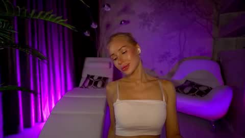 Snapshot of moneyfesting chatting on November 7, 2025, 9:15 pm Angelina online show from November 7, 2025, 9:15 pm