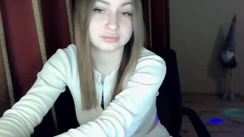 monica_211 online show from February 7, 2025, 5:40 pm