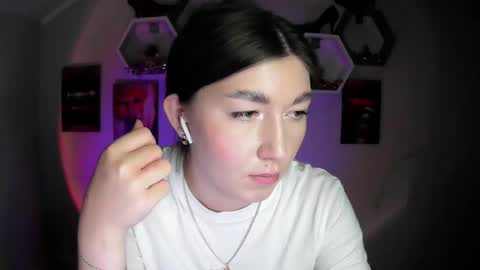 sweet girl and shine body online show from September 19, 2025, 1:45 pm