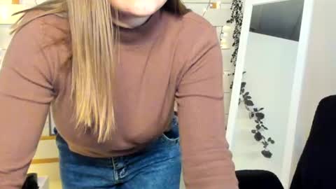 Snapshot of monika_youu chatting on November 25, 2025, 2:28 pm Monika online show from November 25, 2025, 2:28 pm