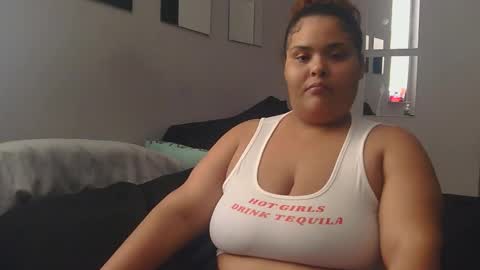 Moniquelalatina online show from April 24, 2026, 6:43 pm