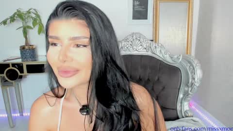 Snapshot of moniqueeass chatting on October 3, 2025, 9:45 pm Alessia online show from October 3, 2025, 9:45 pm