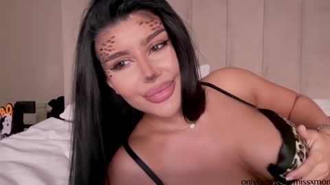 Snapshot of moniqueeass chatting on October 31, 2025, 5:47 pm Alessia online show from October 31, 2025, 5:47 pm