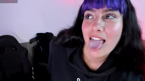 Snapshot of monse_luu chatting on October 4, 2025, 4:43 am Lu online show from October 4, 2025, 4:43 am