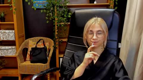 Snapshot of moon13152 chatting on December 7, 2024, 4:47 pm Katrin online show from December 7, 2024, 4:47 pm