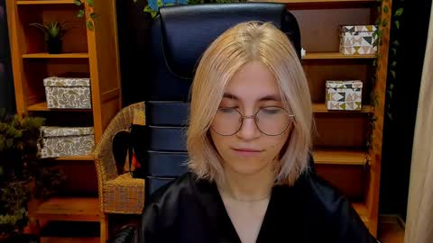 Snapshot of moon13152 chatting on December 7, 2024, 8:05 pm Katrin online show from December 7, 2024, 8:05 pm