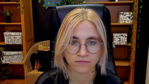 Snapshot of moon13152 chatting on December 7, 2024, 11:12 pm Katrin online show from December 7, 2024, 11:12 pm