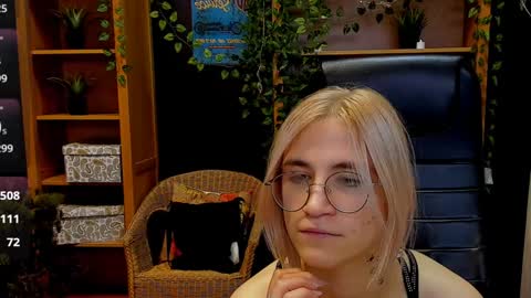 Snapshot of moon13152 chatting on December 8, 2024, 2:18 am Katrin online show from December 8, 2024, 2:18 am