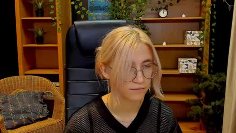 Snapshot of moon13152 chatting on December 10, 2024, 6:17 pm Katrin online show from December 10, 2024, 6:17 pm