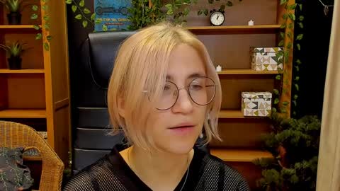 Snapshot of moon13152 chatting on December 10, 2024, 9:33 pm Katrin online show from December 10, 2024, 9:33 pm