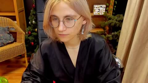 Snapshot of moon13152 chatting on December 11, 2024, 12:33 am Katrin online show from December 11, 2024, 12:33 am