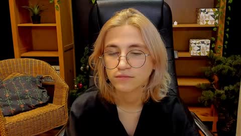 Snapshot of moon13152 chatting on December 11, 2024, 3:35 am Katrin online show from December 11, 2024, 3:35 am