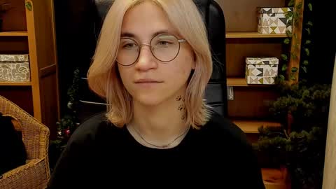 Snapshot of moon13152 chatting on December 12, 2024, 3:37 pm Katrin online show from December 12, 2024, 3:37 pm