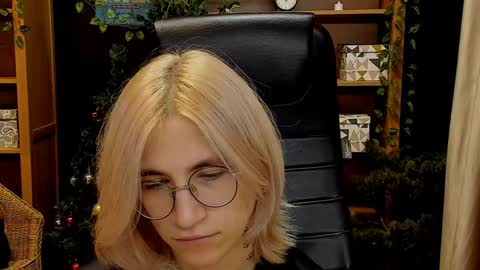 Snapshot of moon13152 chatting on December 12, 2024, 6:42 pm Katrin online show from December 12, 2024, 6:42 pm