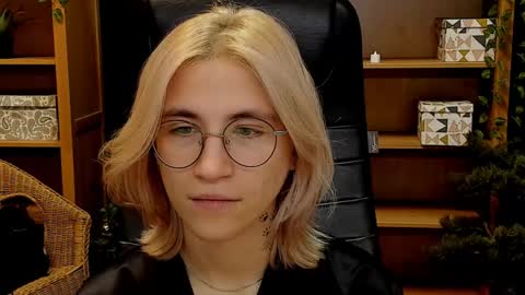 Snapshot of moon13152 chatting on December 13, 2024, 1:59 am Katrin online show from December 13, 2024, 1:59 am