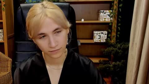 Snapshot of moon13152 chatting on December 14, 2024, 9:02 pm Katrin online show from December 14, 2024, 9:02 pm