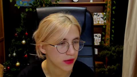 Snapshot of moon13152 chatting on December 15, 2024, 4:26 pm Katrin online show from December 15, 2024, 4:26 pm