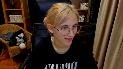 Snapshot of moon13152 chatting on December 15, 2024, 7:31 pm Katrin online show from December 15, 2024, 7:31 pm