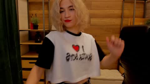 Snapshot of moon13152 chatting on December 16, 2024, 4:27 pm Katrin online show from December 16, 2024, 4:27 pm