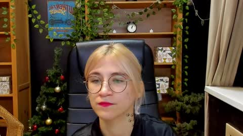 Snapshot of moon13152 chatting on December 18, 2024, 9:08 pm Katrin online show from December 18, 2024, 9:08 pm