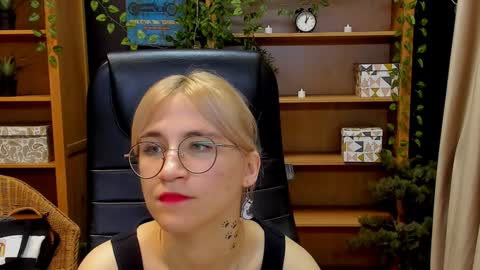 Snapshot of moon13152 chatting on December 19, 2024, 3:18 am Katrin online show from December 19, 2024, 3:18 am