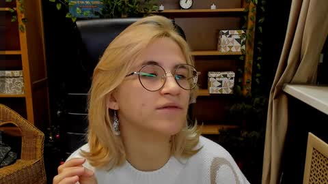 Snapshot of moon13152 chatting on December 21, 2024, 4:46 pm Katrin online show from December 21, 2024, 4:46 pm