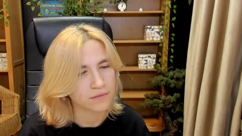 Snapshot of moon13152 chatting on December 23, 2024, 7:09 pm Katrin online show from December 23, 2024, 7:09 pm