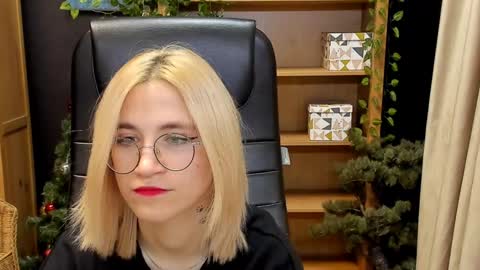 Snapshot of moon13152 chatting on December 24, 2024, 1:27 am Katrin online show from December 24, 2024, 1:27 am